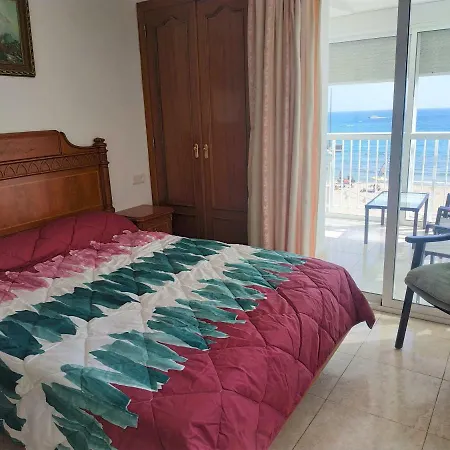 Piso De 4 Dormitorios A Pie De La Playa Levante דירה